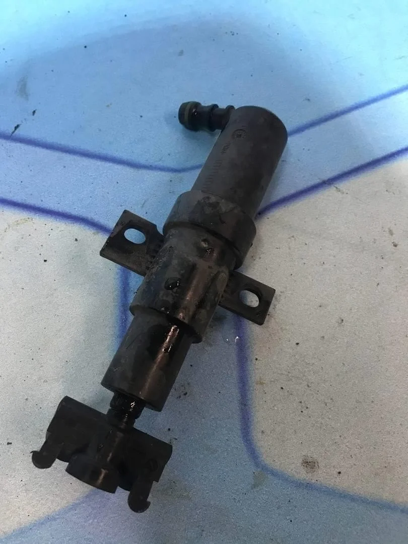 Форсунка фароомывателя левая VW Passat 2008 B6