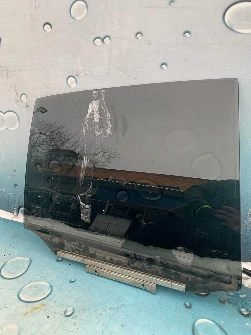 Стекло двери заднее правое универсал Lexus RX 400h 2008