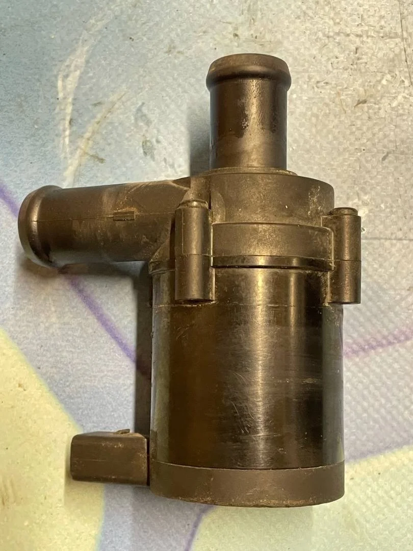 Насос водяной дополнительный VW Passat 2009 B6