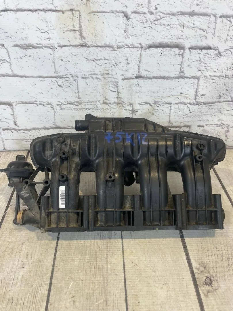 Коллектор впускной VW Passat 2009 B6