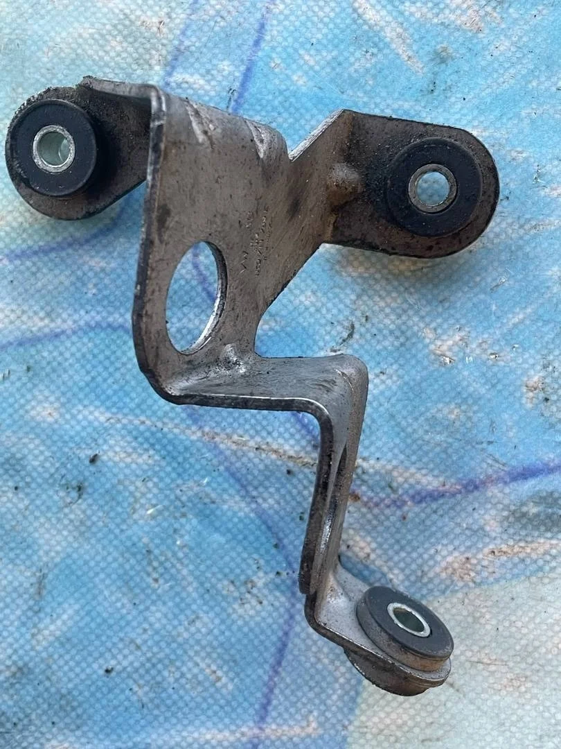Кронштейн крепления троса кпп Skoda Octavia 2009 A5