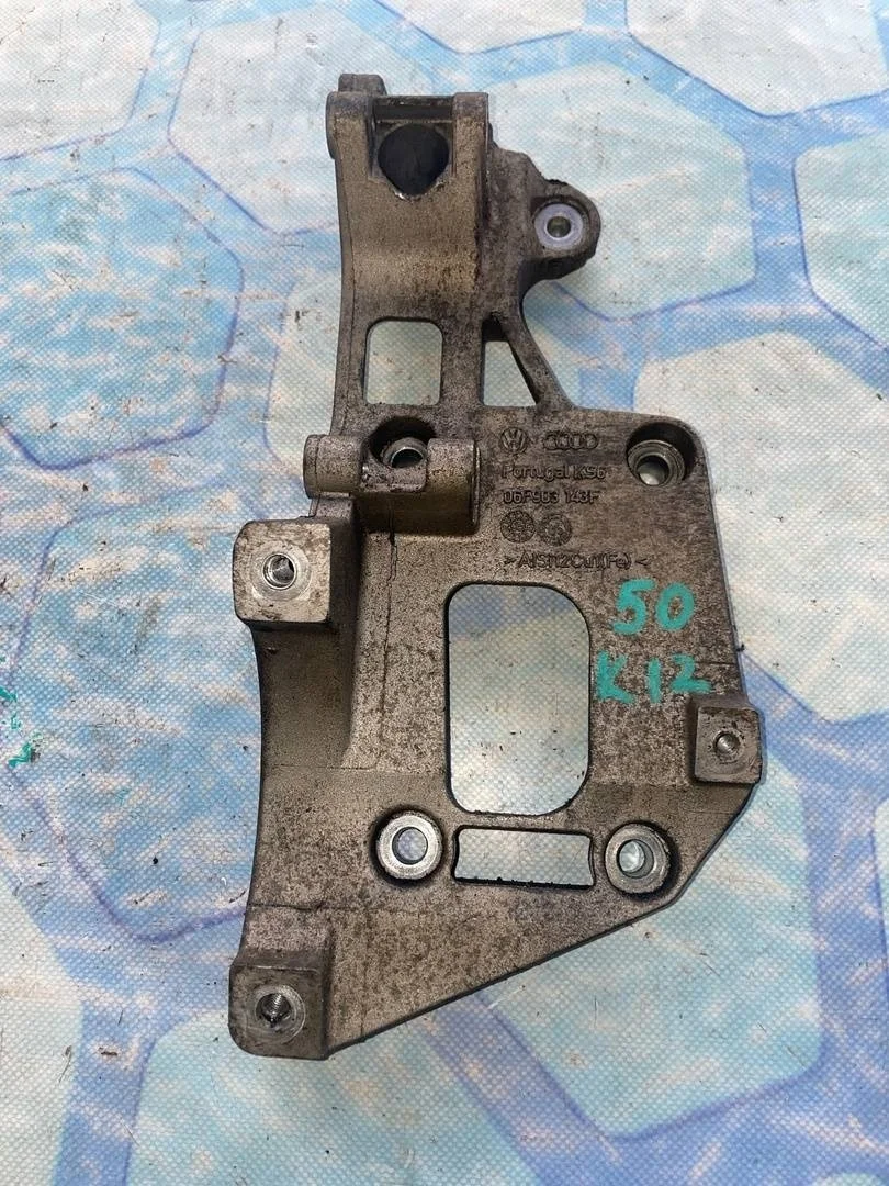 Кронштейн генератора Skoda Octavia 2009 A5