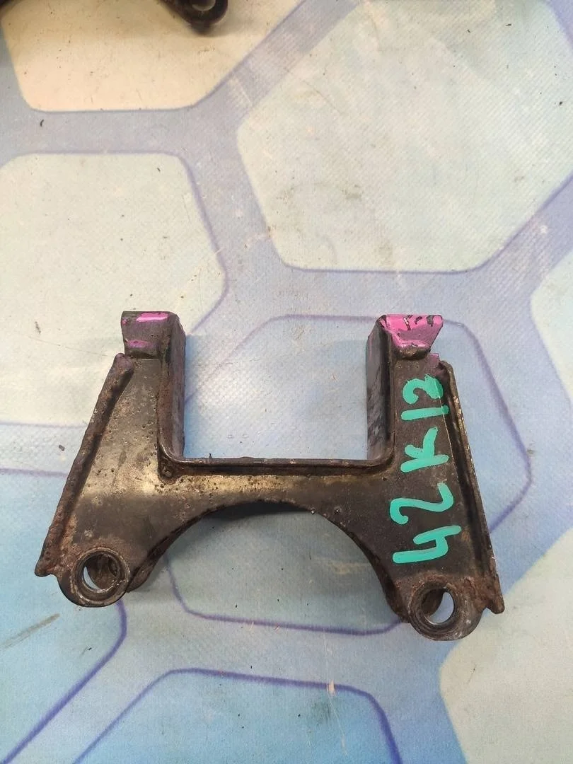 Кронштейн кпп Skoda Roomster 2009