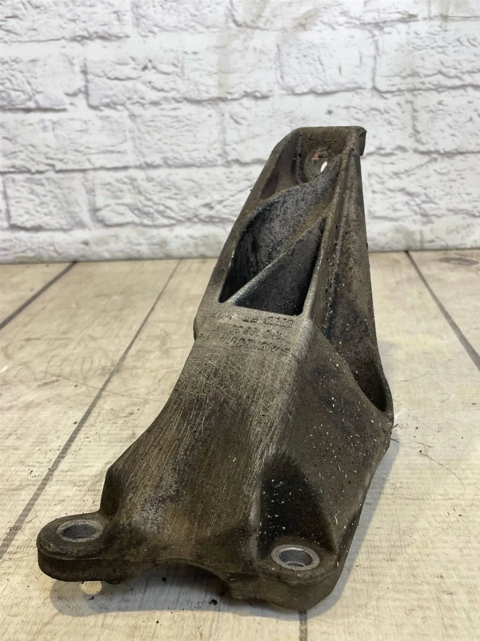 Кронштейн двигателя левый Audi A6 2009 C6