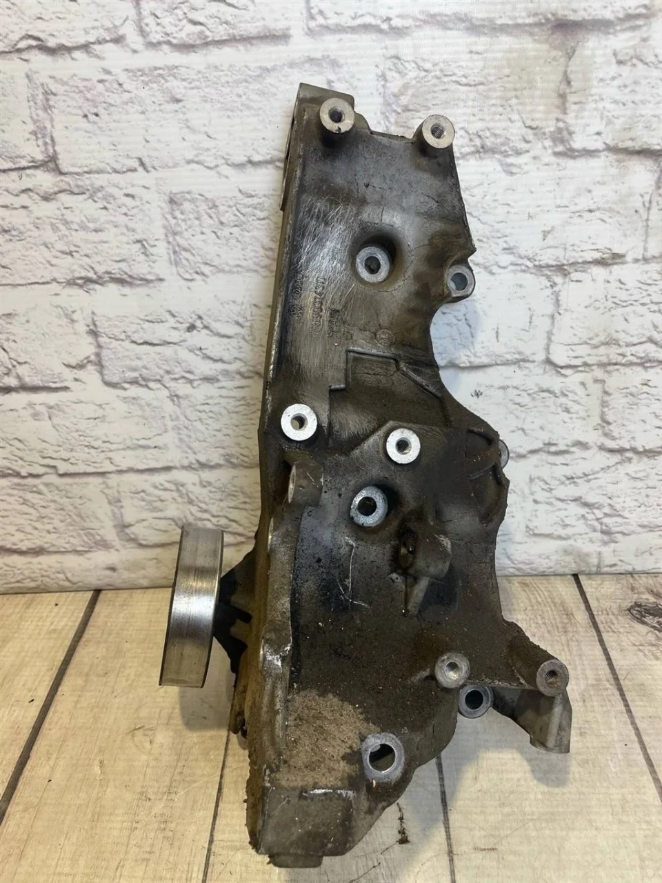 Кронштейн генератора Audi A6 2009 C6