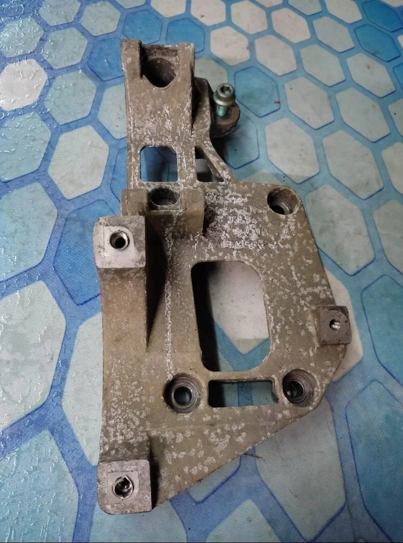 Кронштейн генератора Skoda Octavia 2009 A5