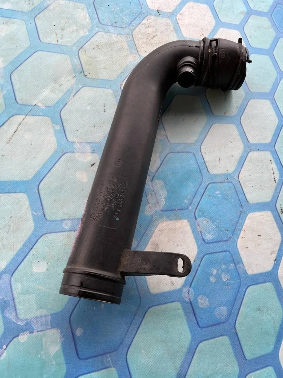 Патрубок воздушного фильтра VW Passat 2009 B6