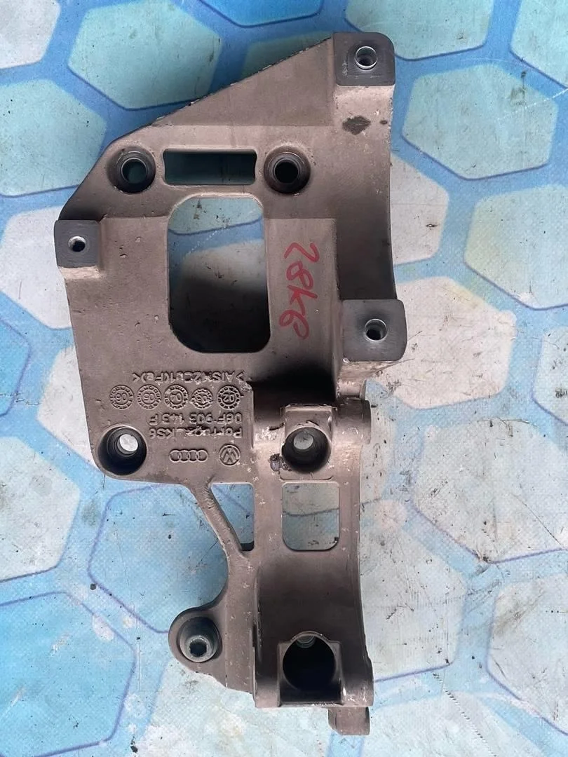 Кронштейн генератора VW Golf 2009