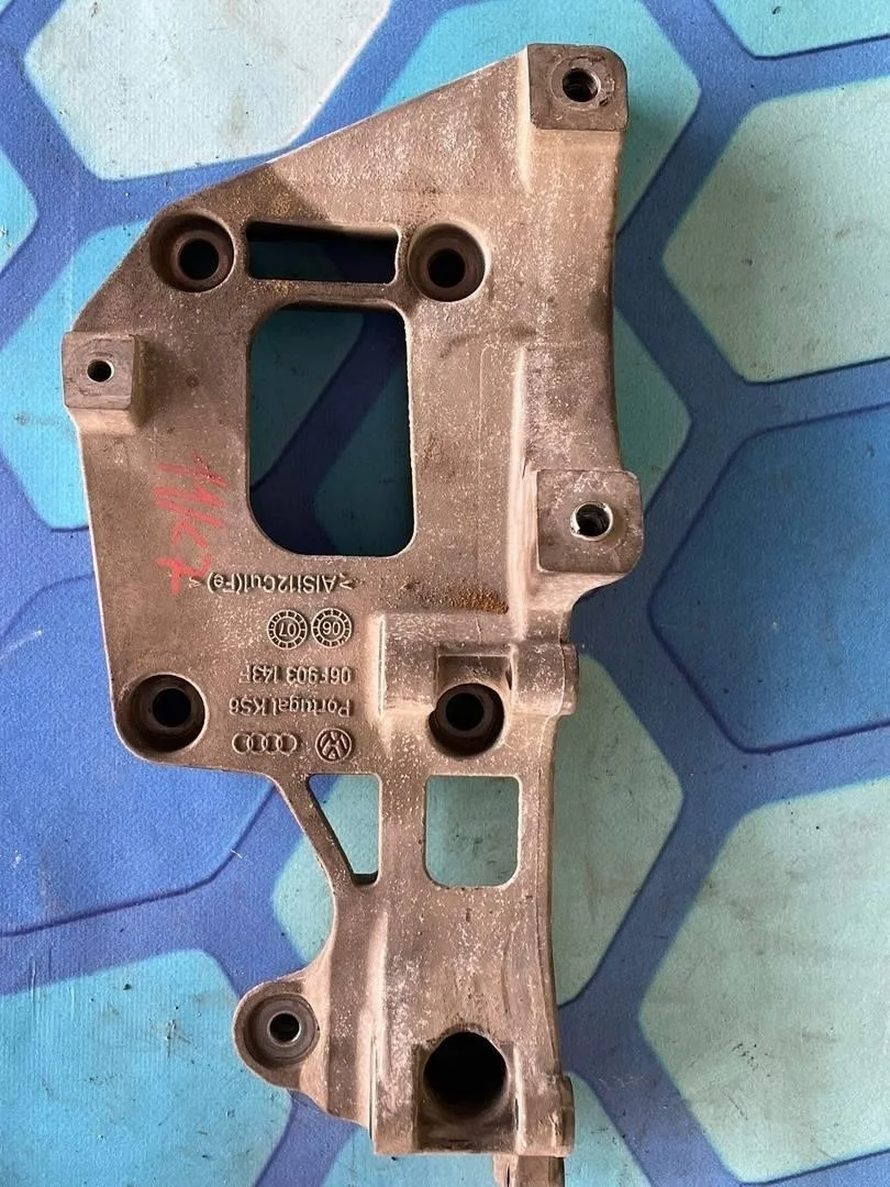 Кронштейн генератора Skoda Octavia 2009 A5