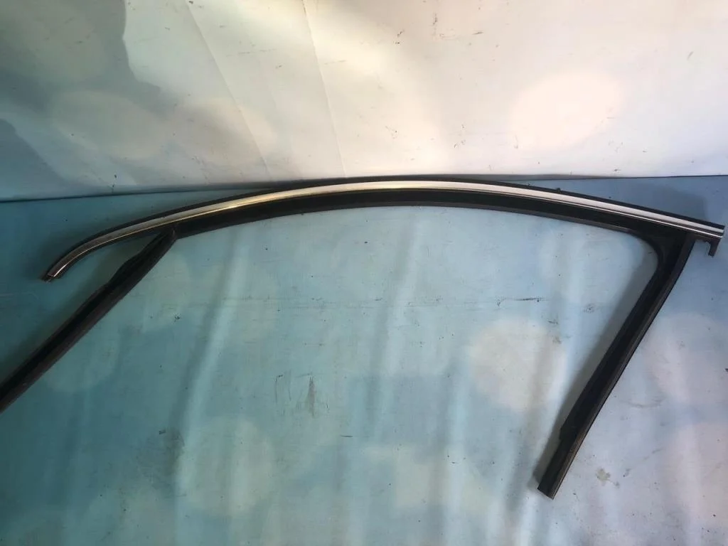 Уплотнитель стекла VW Passat 2009 B6