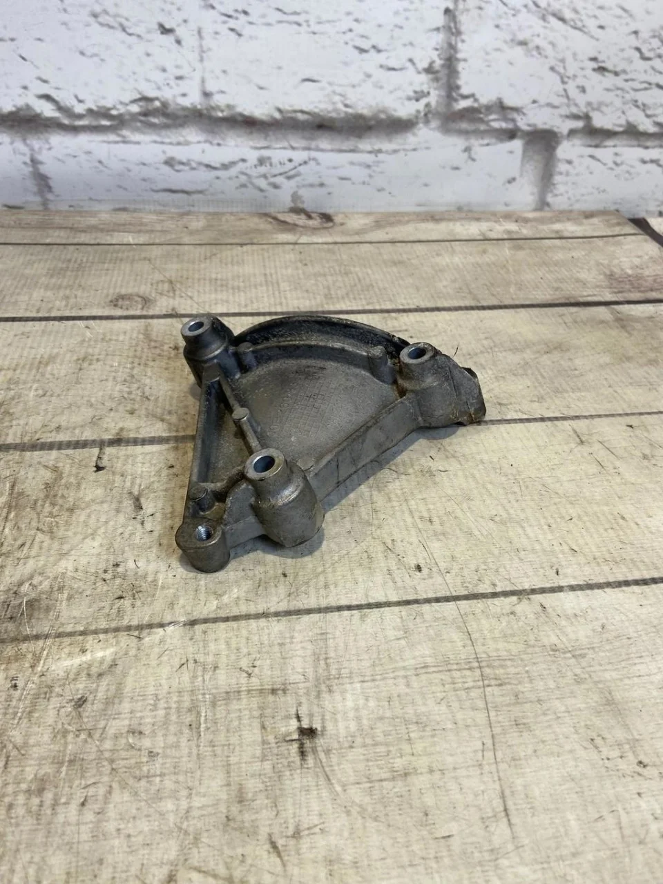 Кронштейн компрессора кондиционера Audi A6 2010 C6