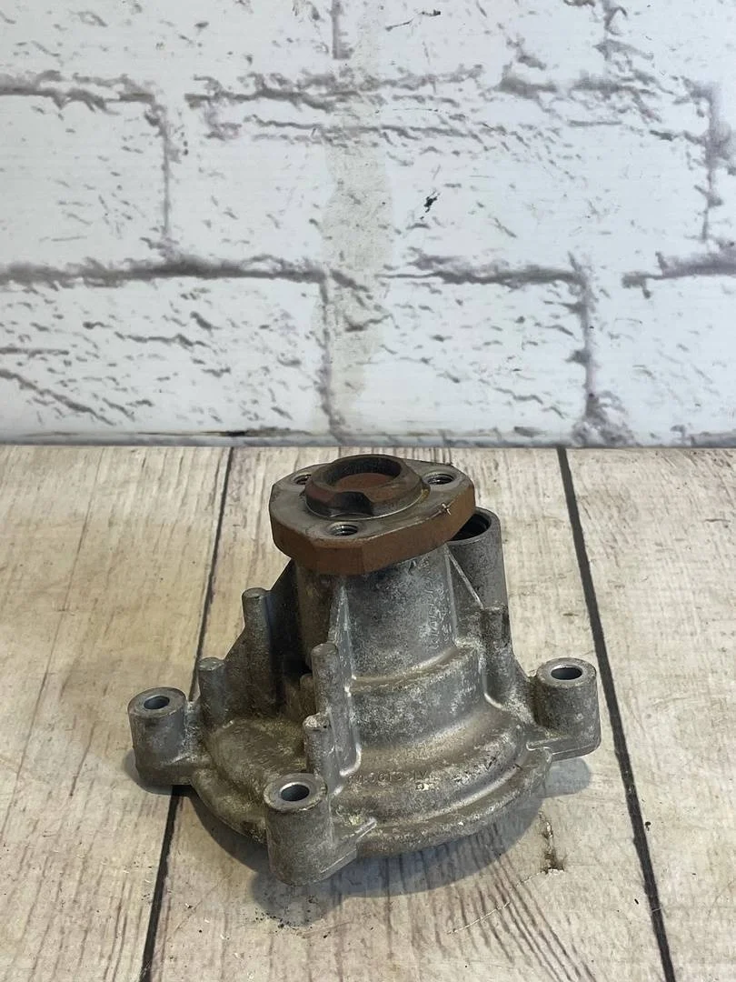 Насос водяной (помпа) Skoda Fabia 2 2010