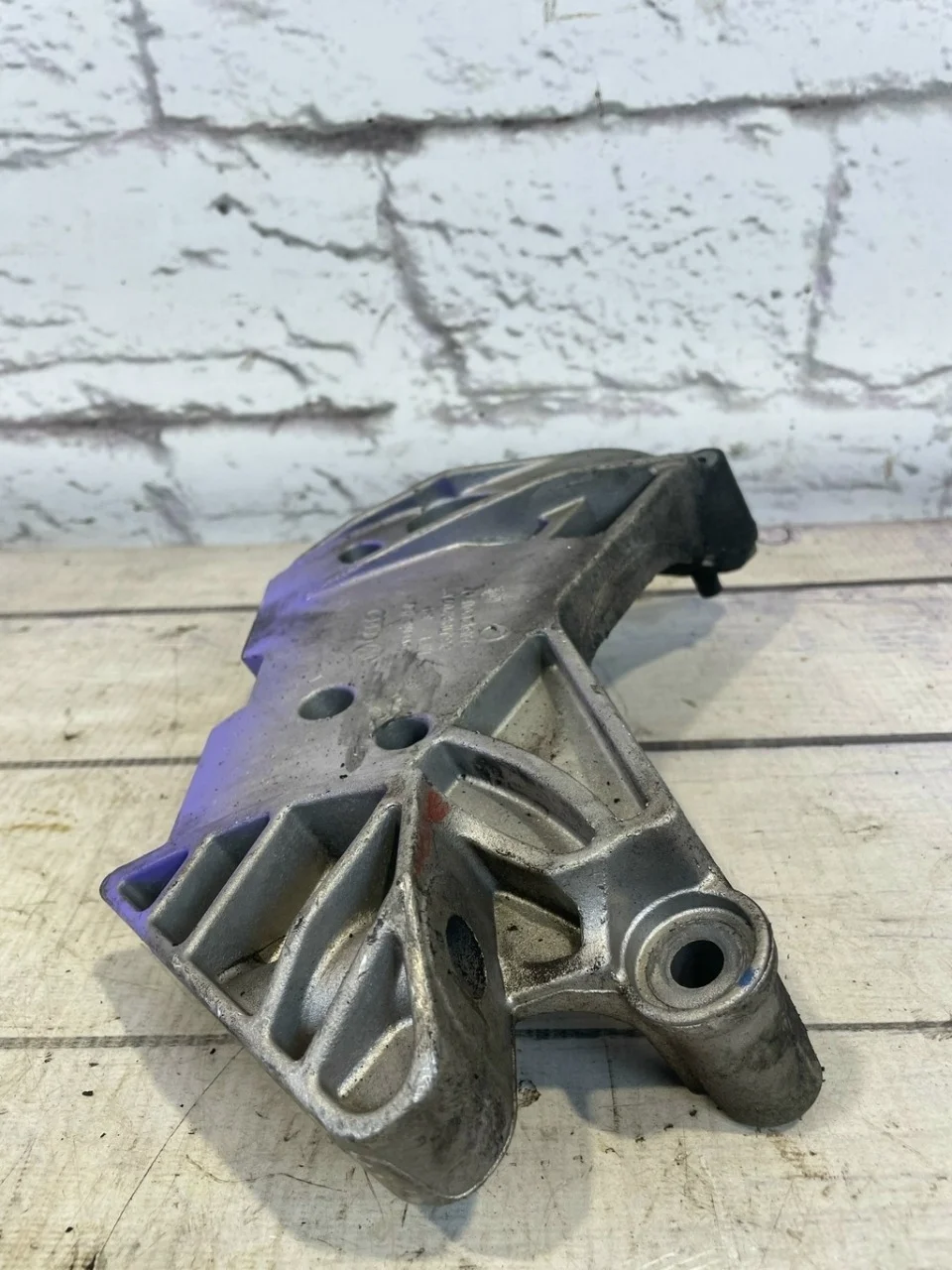 Кронштейн опоры двигателя VW Passat CC 2010