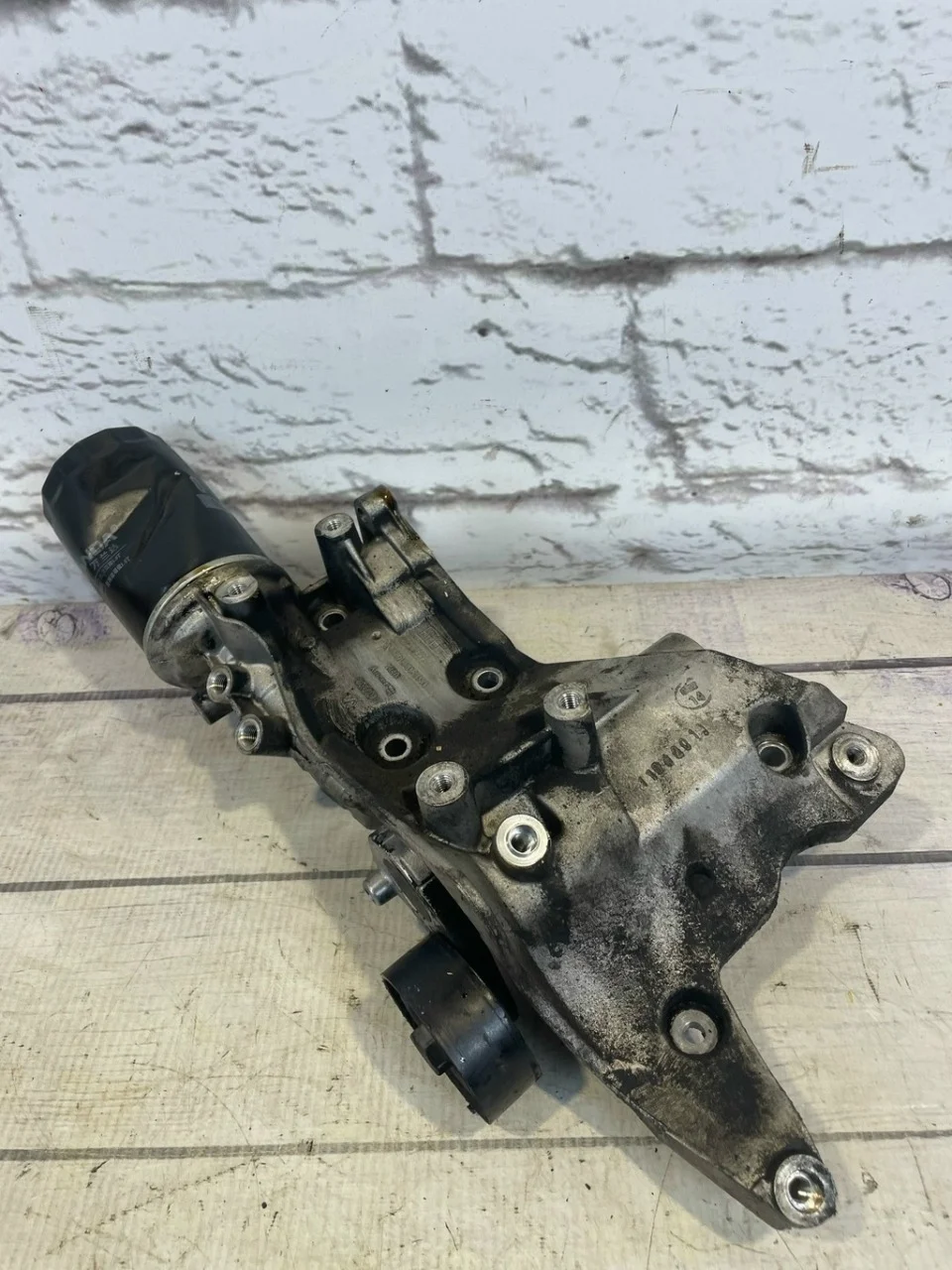 Кронштейн генератора VW Passat CC 2010