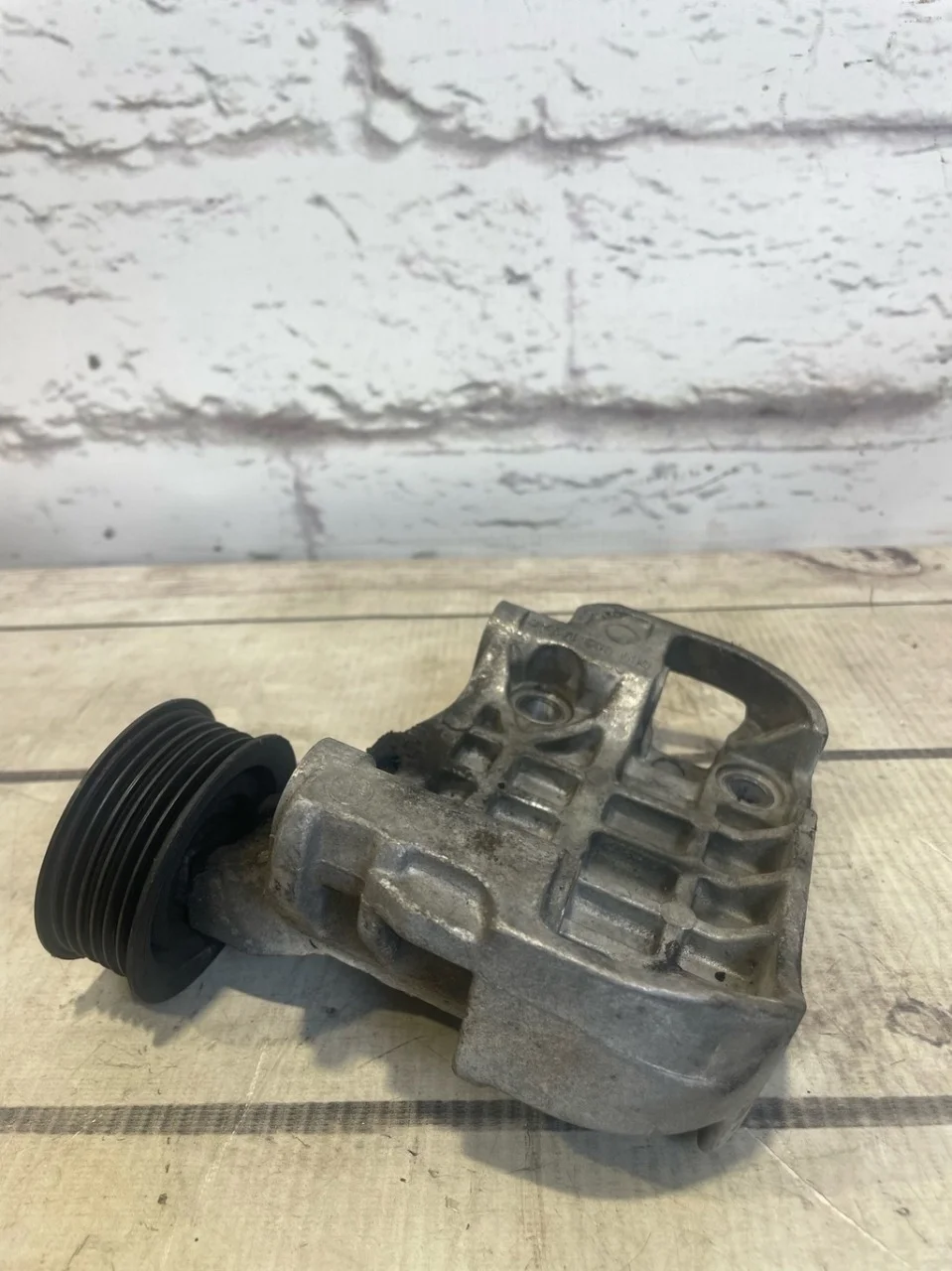 Кронштейн генератора Audi Q7 2010 4L