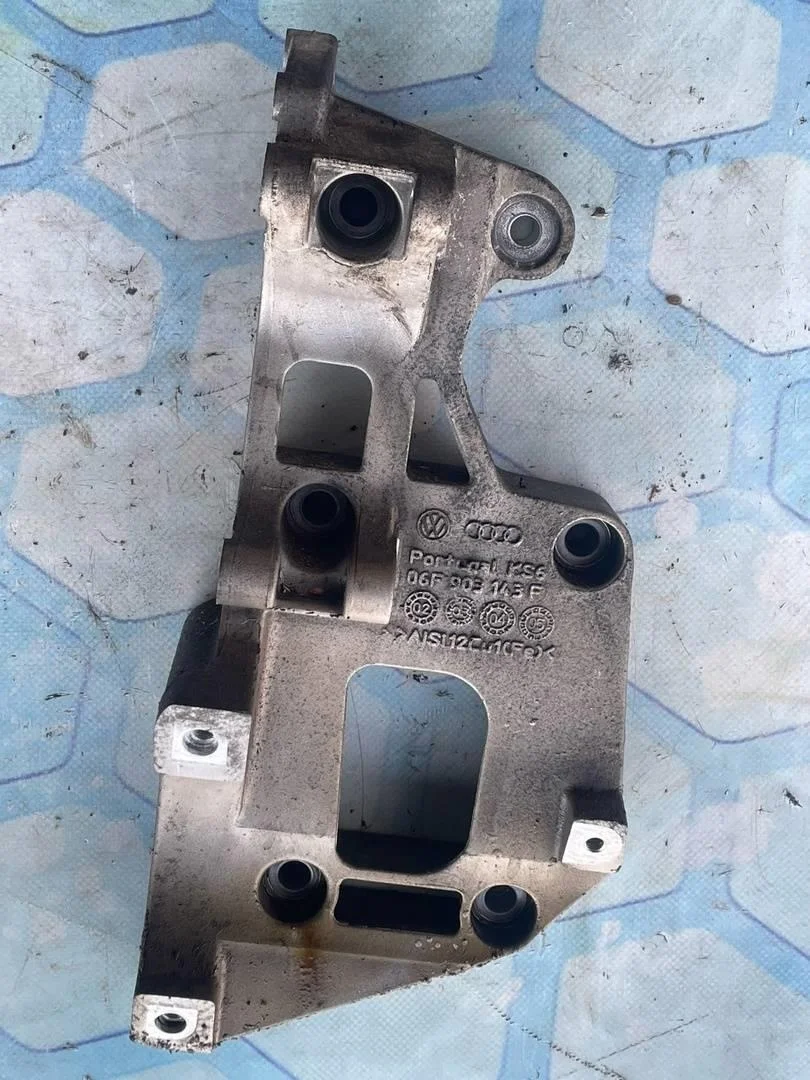 Кронштейн генератора Skoda Octavia 2010 A5