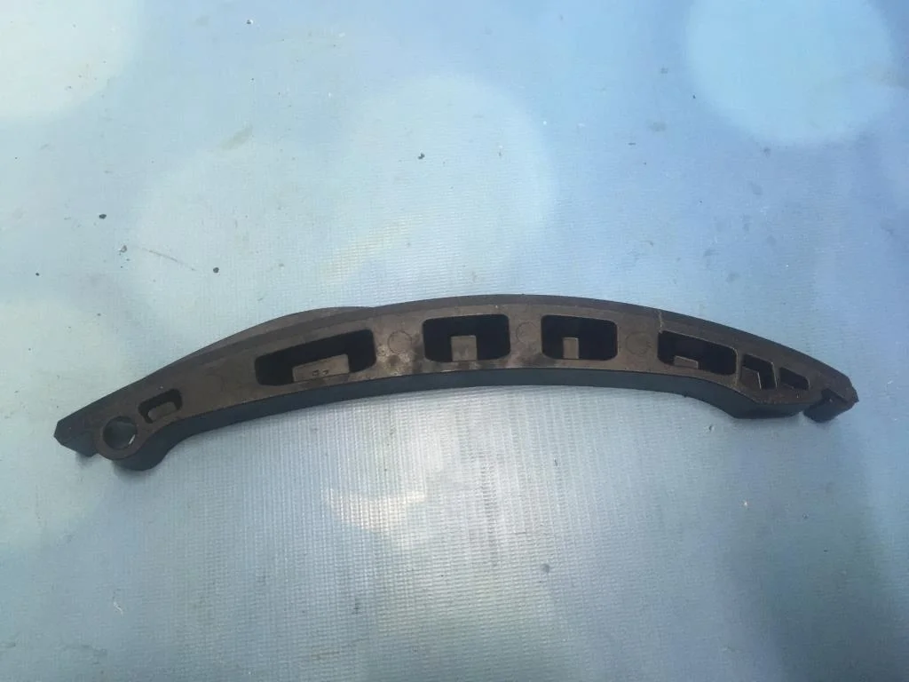 Направляющая цепи грм VW Passat 2010 B7