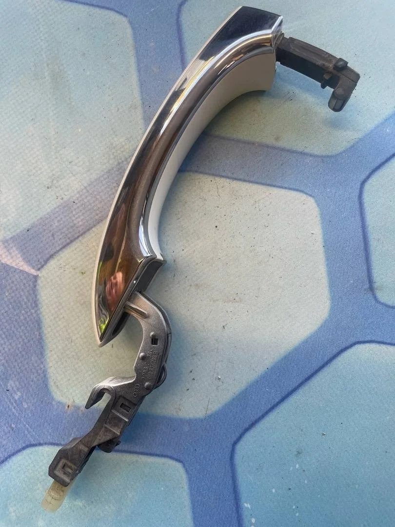 Ручка двери наружная правая Audi A8 2011 4H