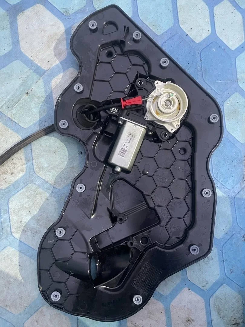 Доводчик двери правой Audi A8 2011 4H