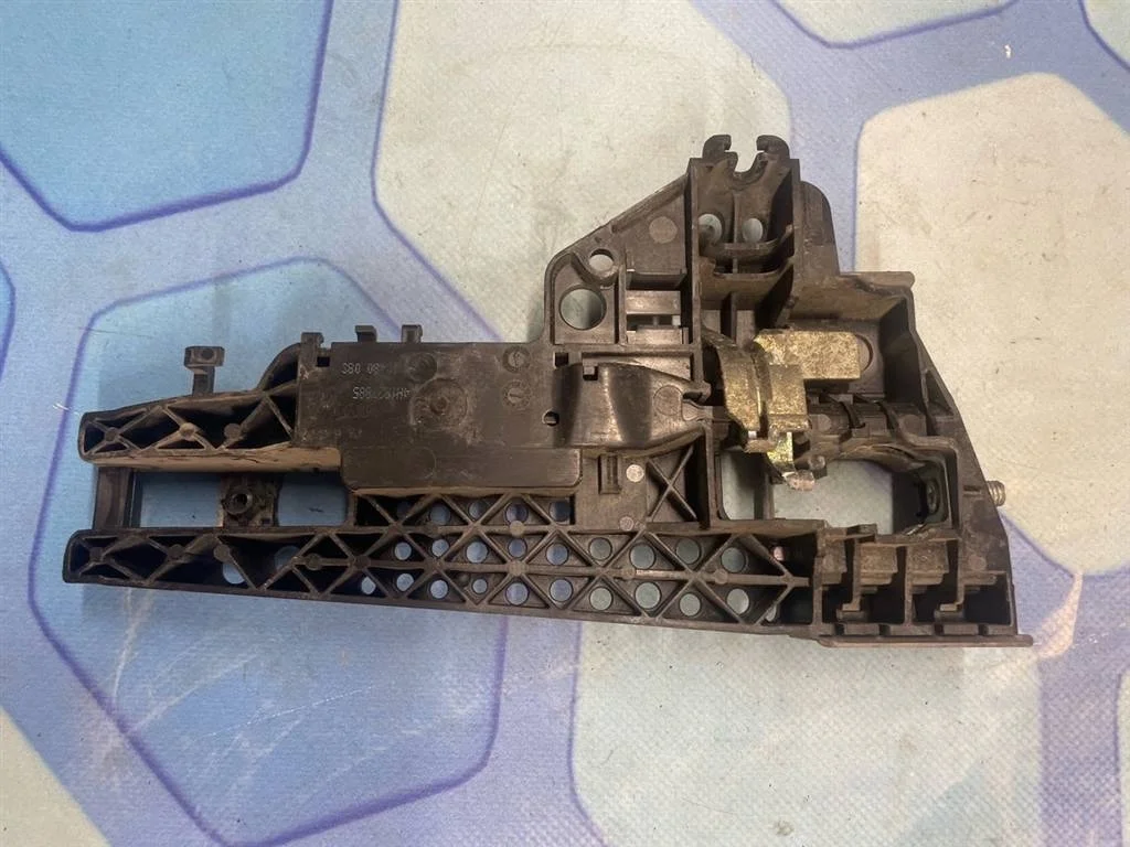 Кронштейн ручки двери Audi A8 2011 4H