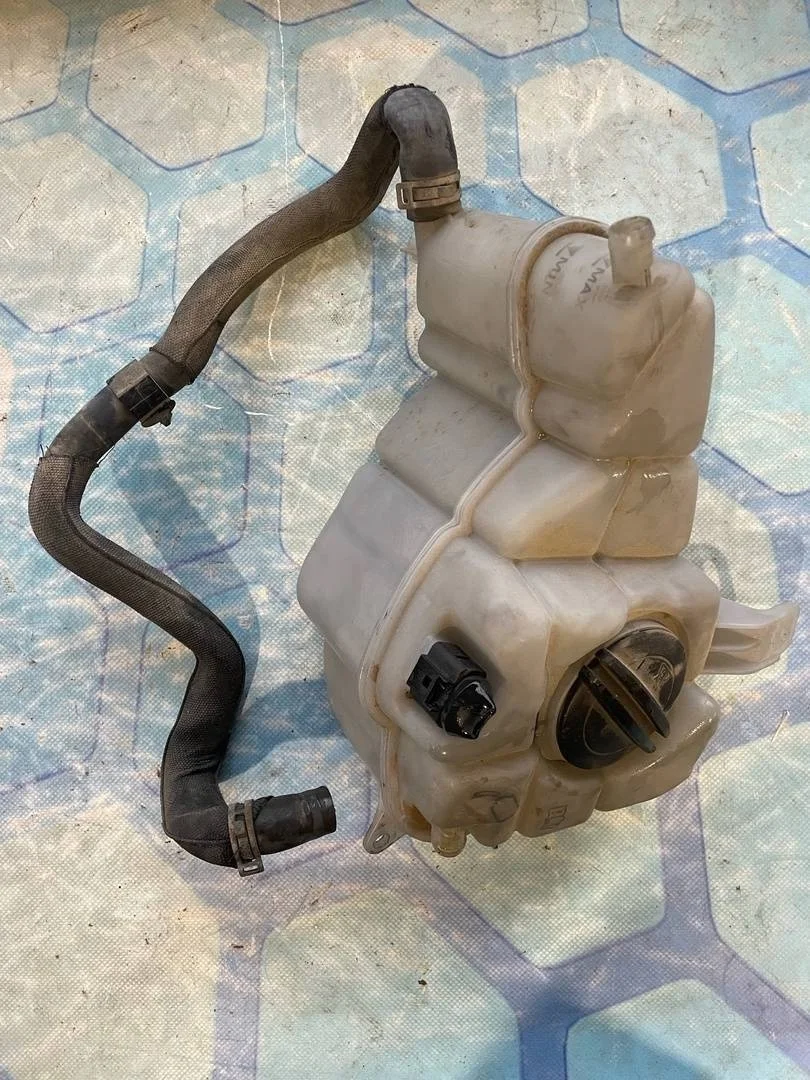 Бачок расширительный Audi A8 2011 4H