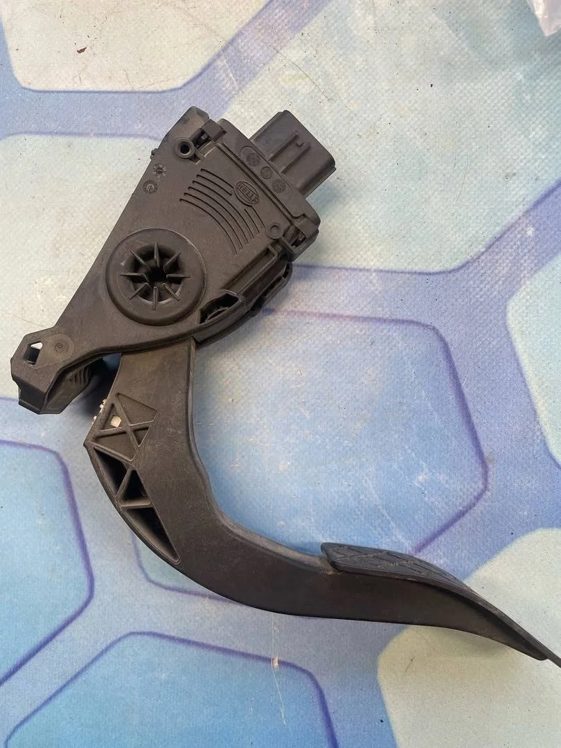 Педаль газа Audi A8 2011 4H