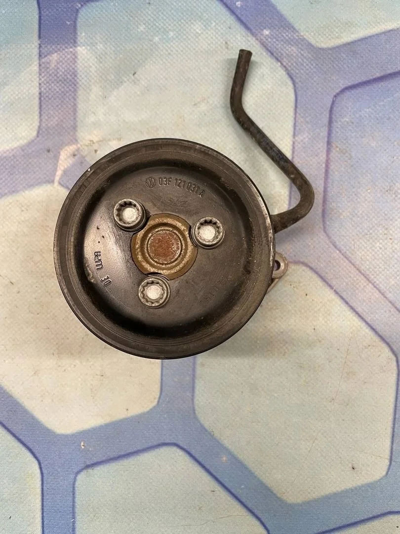 Помпа VW Golf 5 Plus 2011