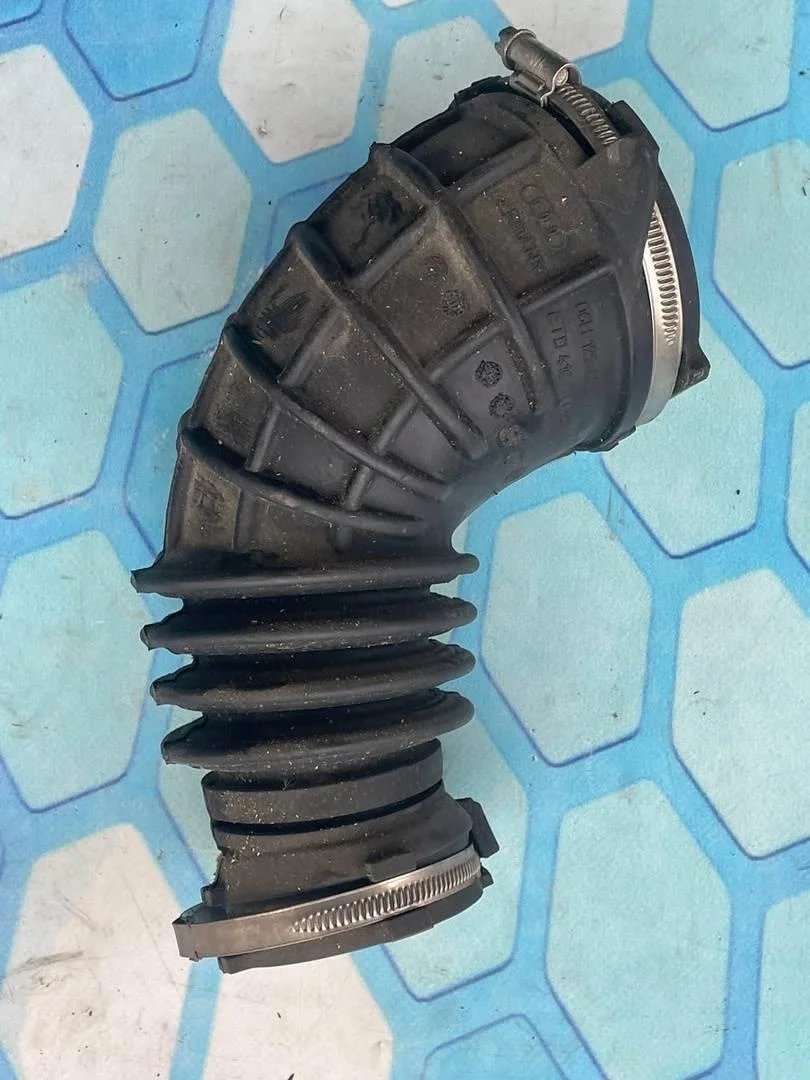 Патрубок воздушного фильтра Audi A4 2011 B8