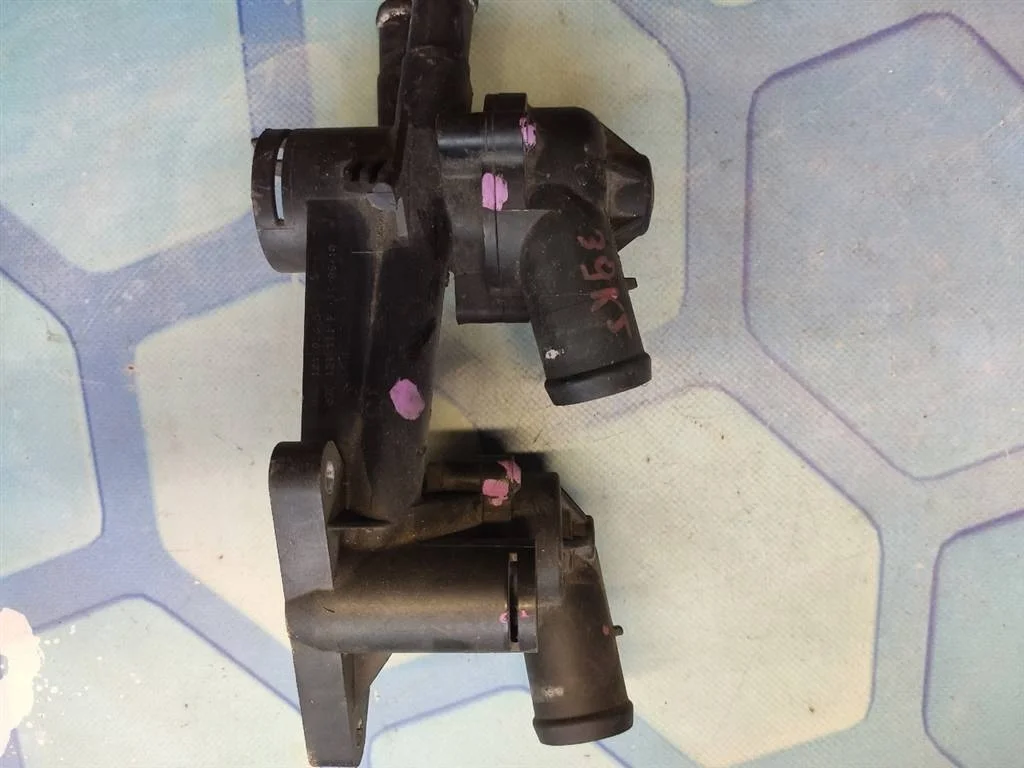 Корпус термостата VW Tiguan 1 2011