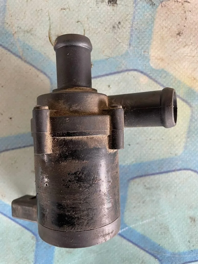 Насос водяной дополнительный VW Golf 6 2011