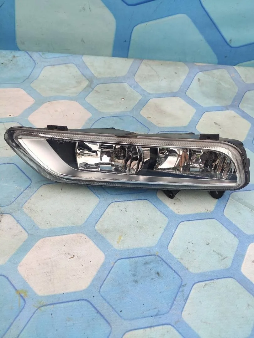 Фара противотуманная левая VW Passat 2011 B7