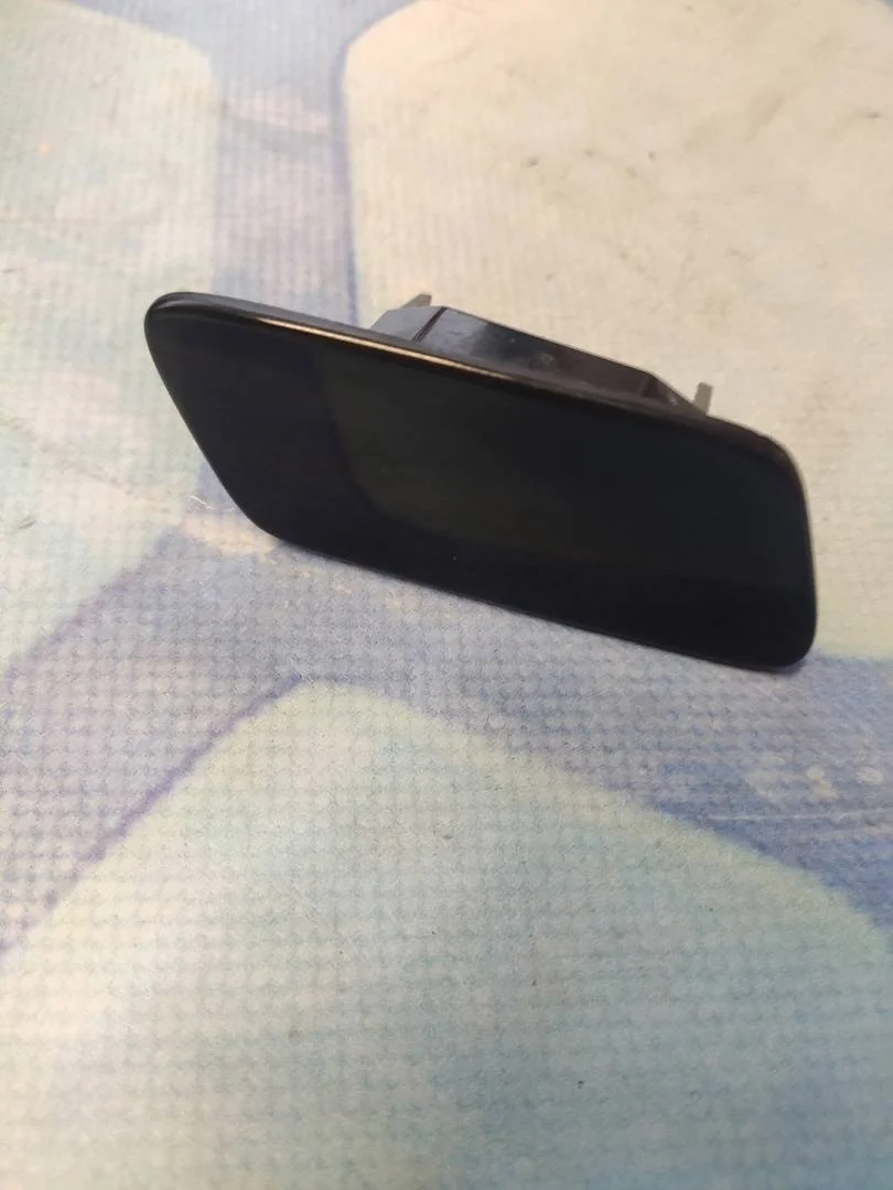 Крышка форсунки омывателя фары VW Passat 2011 B7