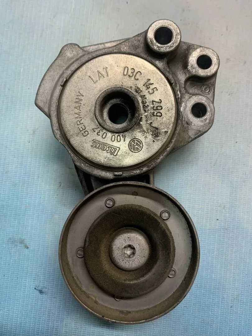 Ролик натяжителя ремня VW Golf 6 2011