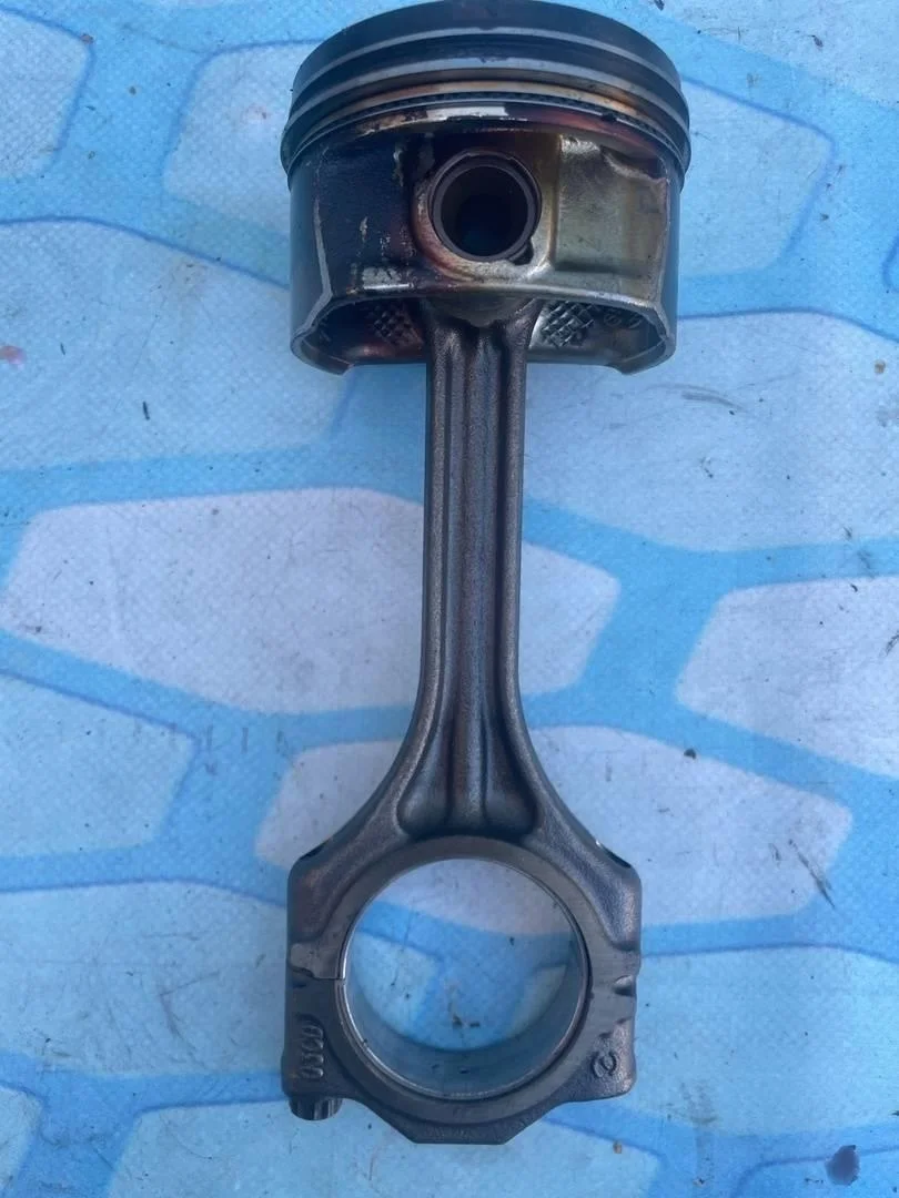 Поршень в сборе шатуном VW Golf 6 2012