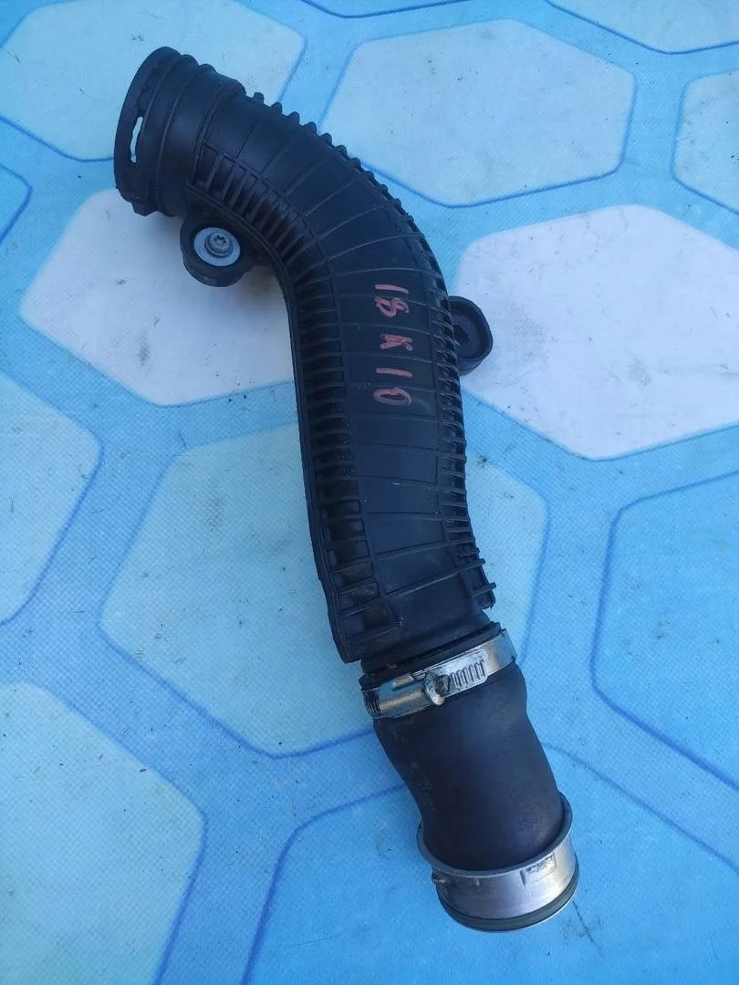 Патрубок интеркулера VW Tiguan 1 2013