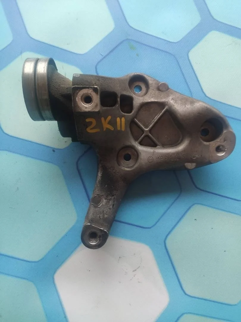 Кронштейн компрессора кондиционера Audi A1 2013