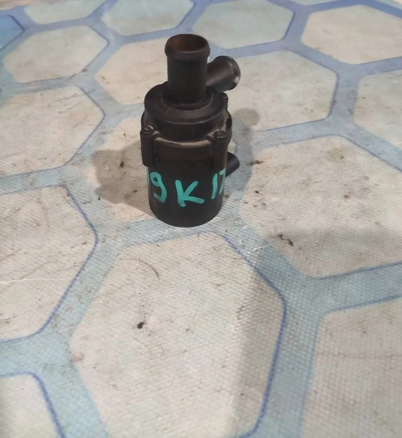 Насос водяной дополнительный Audi Q3 2013 8U