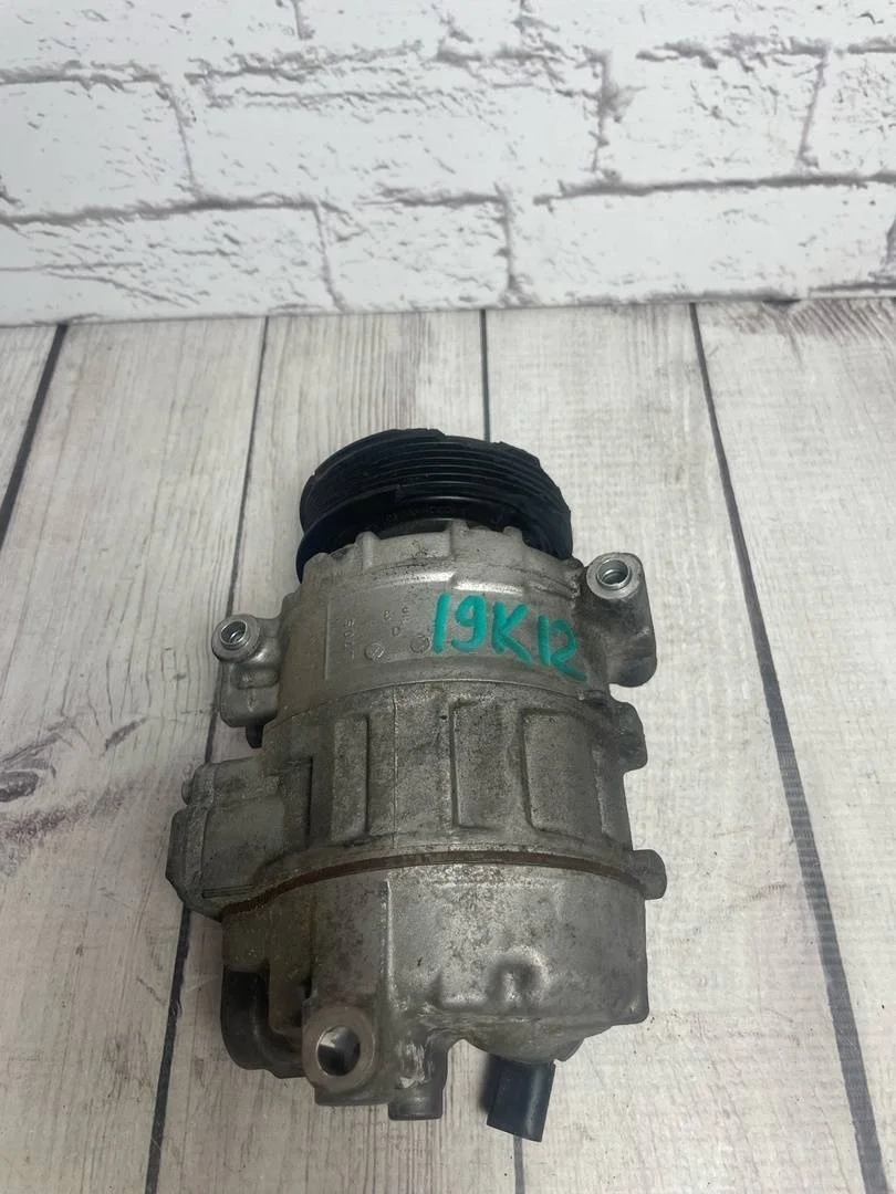 Компрессор кондиционера дефектами Audi Q3 2013 8U