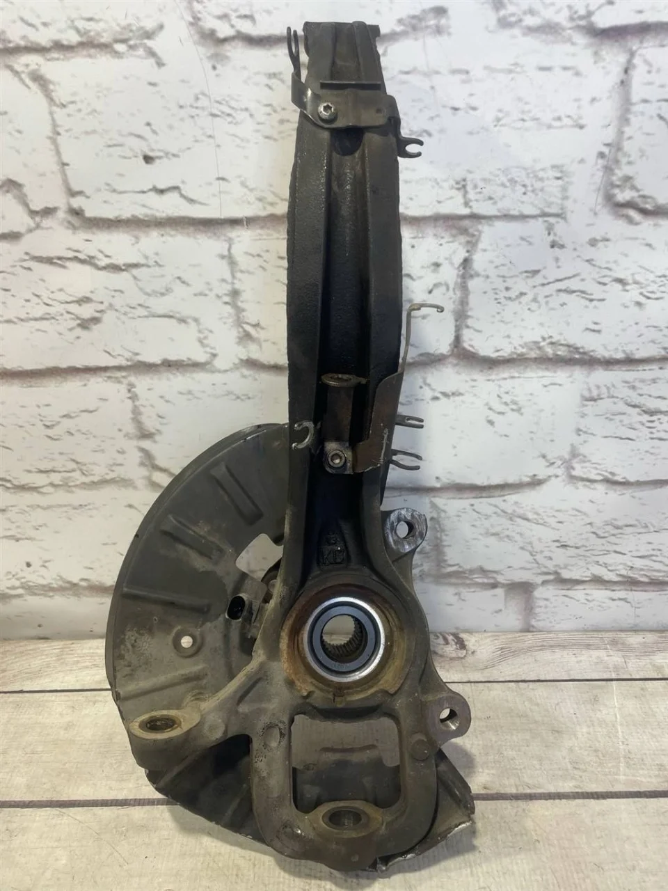 Кулак поворотный передний левый VW Touareg 2 2013