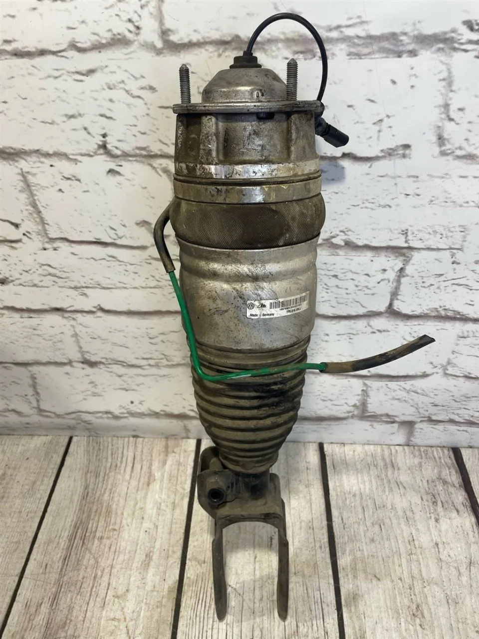 Пневмо стойка передняя правая VW Touareg 2 2013