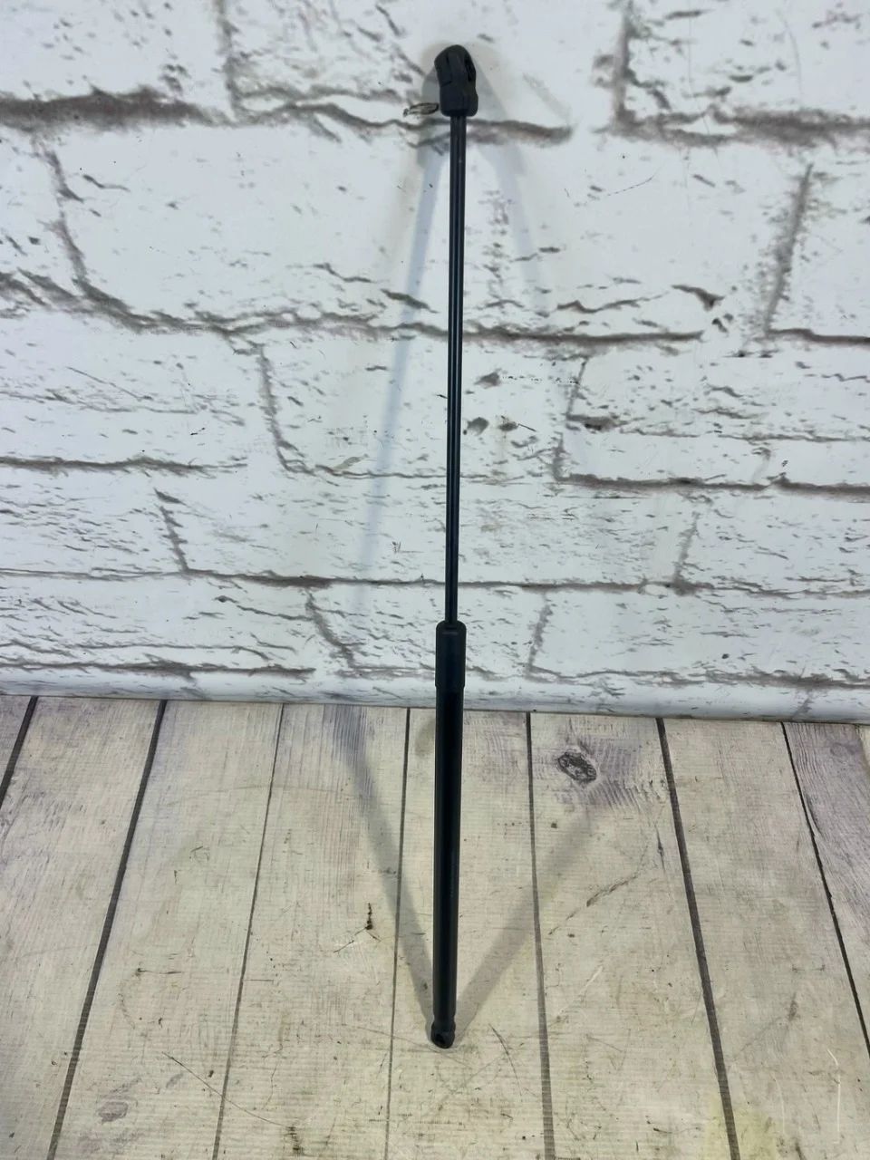 Амортизатор капота VW Touareg 2 2013