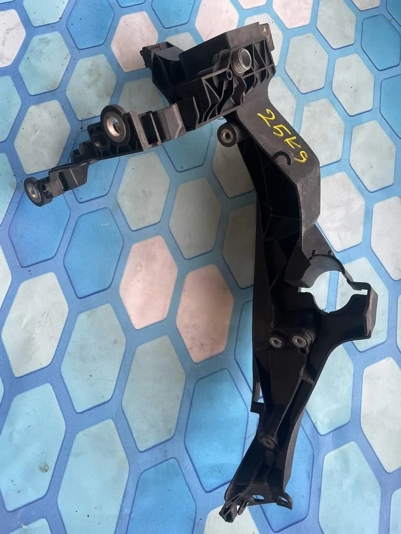 Кронштейн фар левый Audi A4 2013 B8