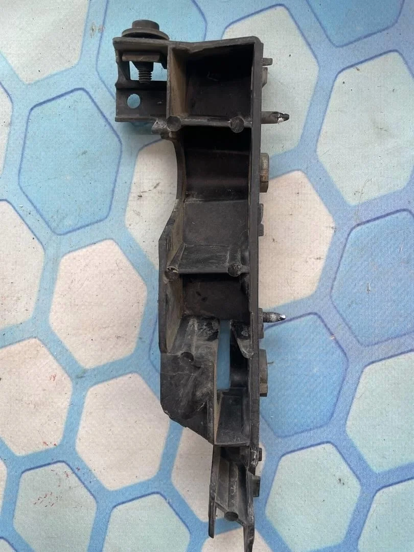 Кронштейн крепления бампера левый Audi A6 2013 C7