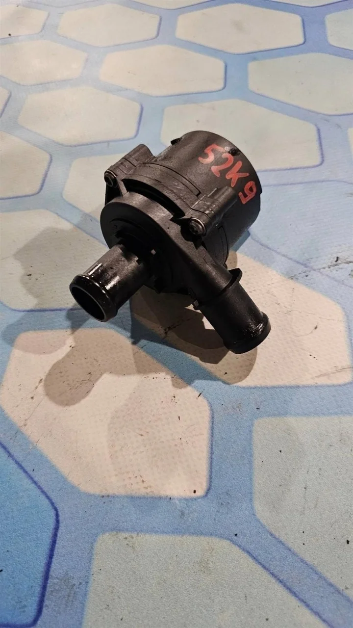 Насос водяной дополнительный Skoda Octavia 2014 A7