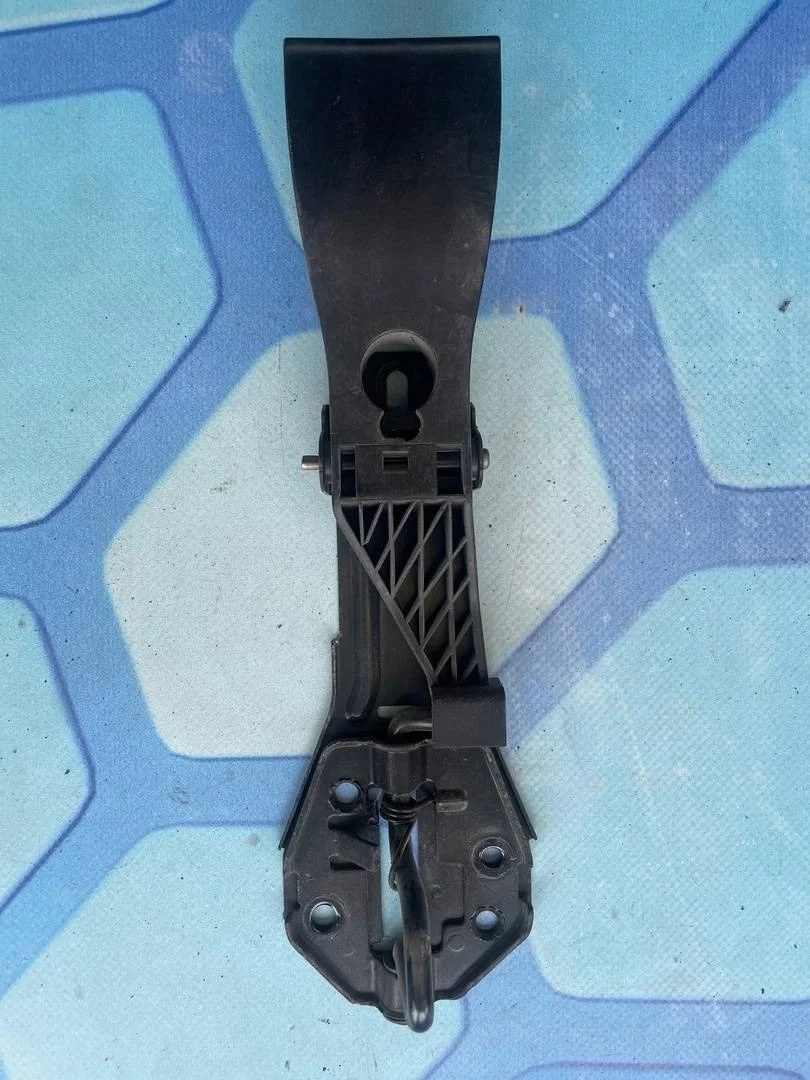 Крючок капота Audi A7 2014