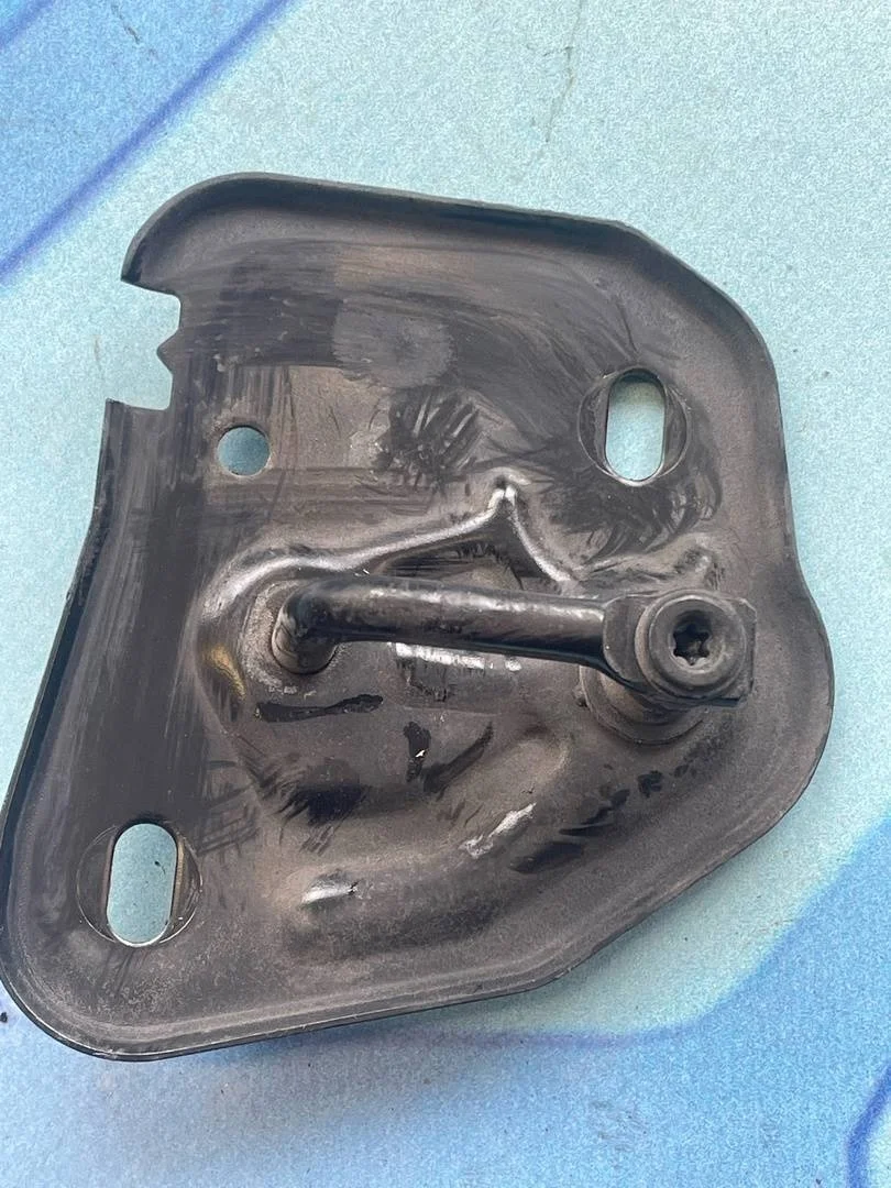 Крючок капота Audi A7 2014