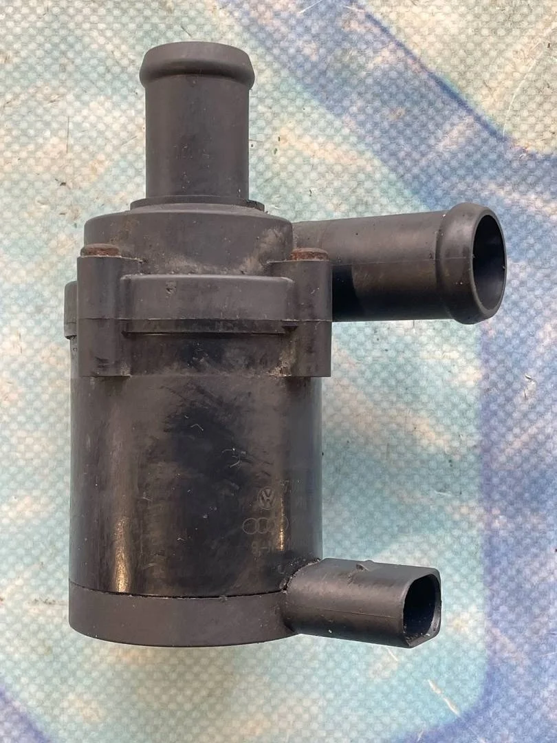 Насос водяной дополнительный VW Golf 7 2014