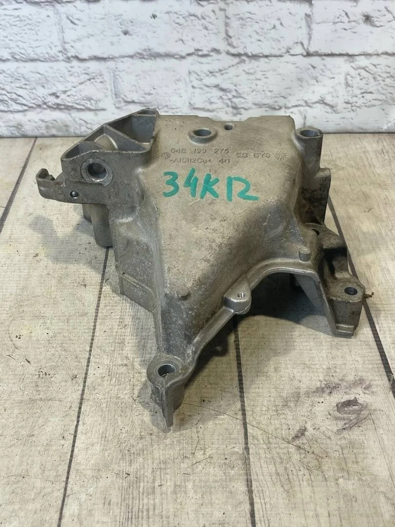 Кронштейн двигателя правый Audi A3 2015 8V