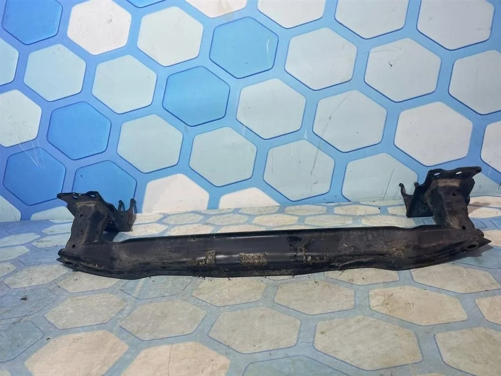 Усилитель бампера переднего VW Touareg 1 2002-2007