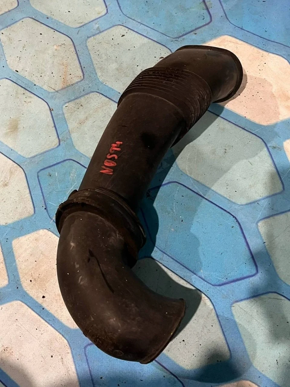 Патрубок воздушного фильтра VW Touareg 1 2002-2007